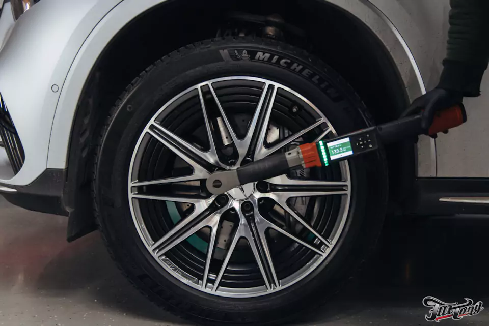 Фирменный шиномонтаж с адаптацией и балансировкой на стендах Hunter для Mercedes GLC 43 AMG
